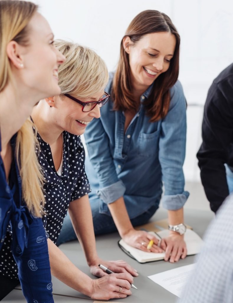 Menschengruppe lacht und tauscht sich aus.